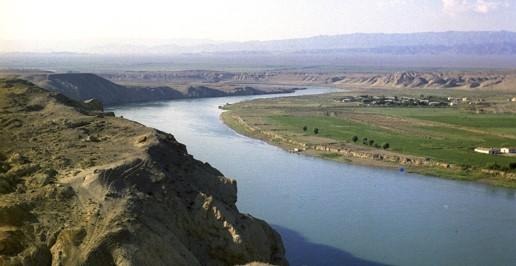 A river flowing through a valley
Description automatically generated